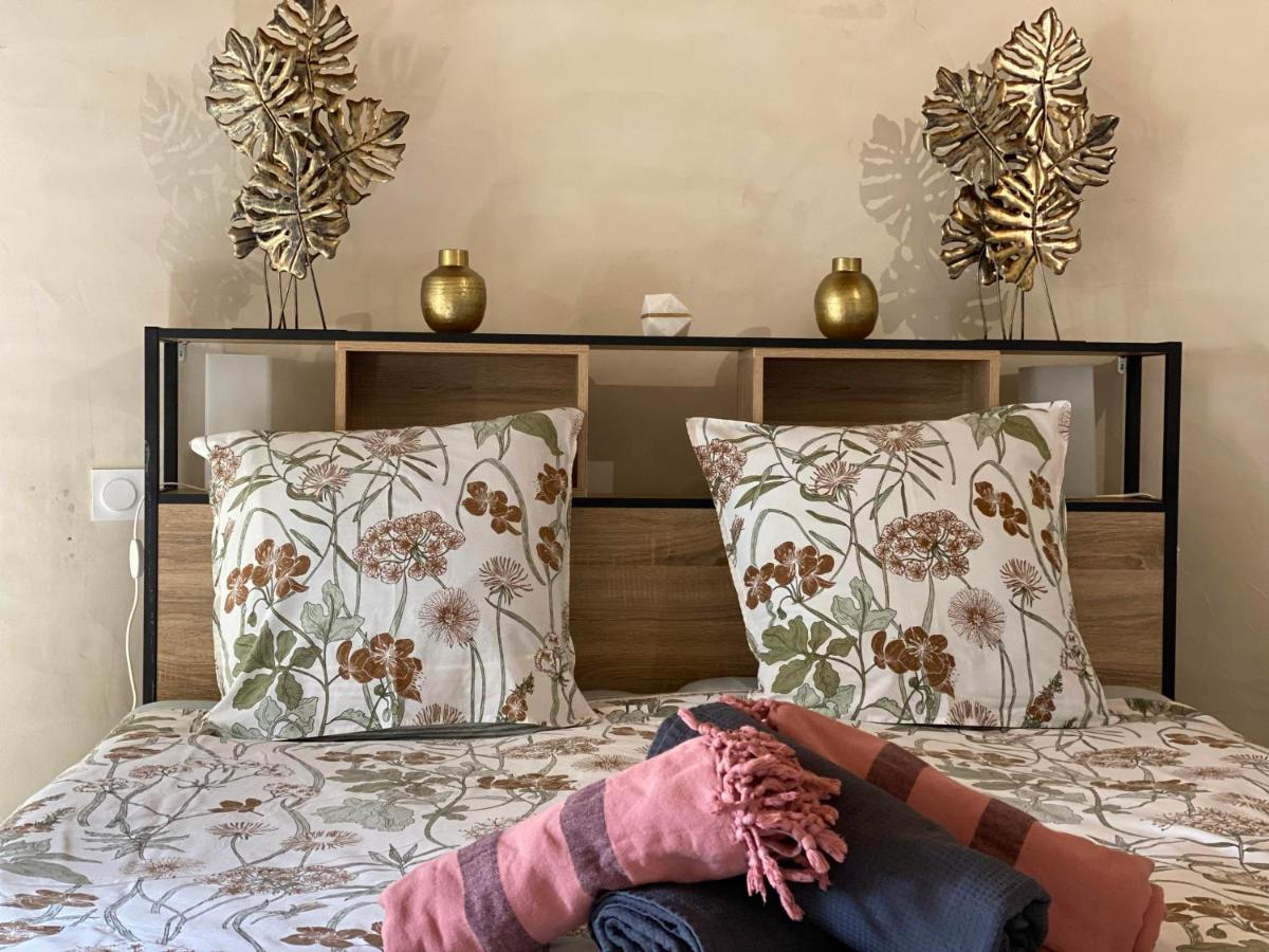 Appartement 4 Personnes Dans Chateau Avec Piscine Lussan  Buitenkant foto